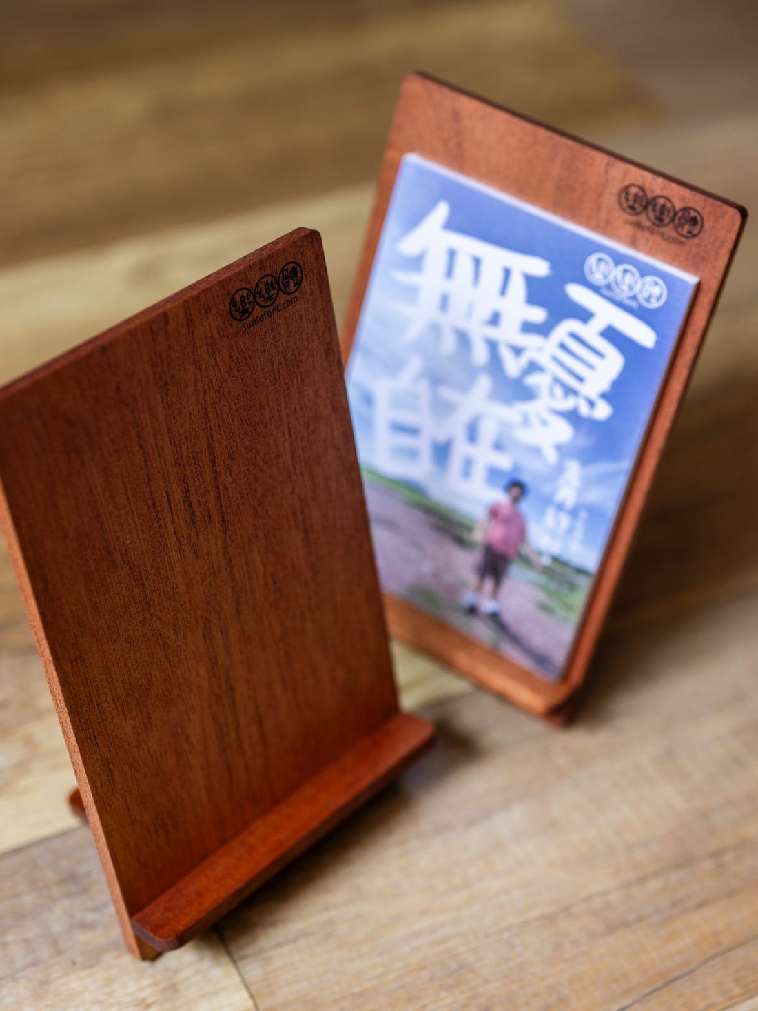 2026 JUNLEFONT Calendar + Wooden Stand |《无忧自在》; 月历＋木座